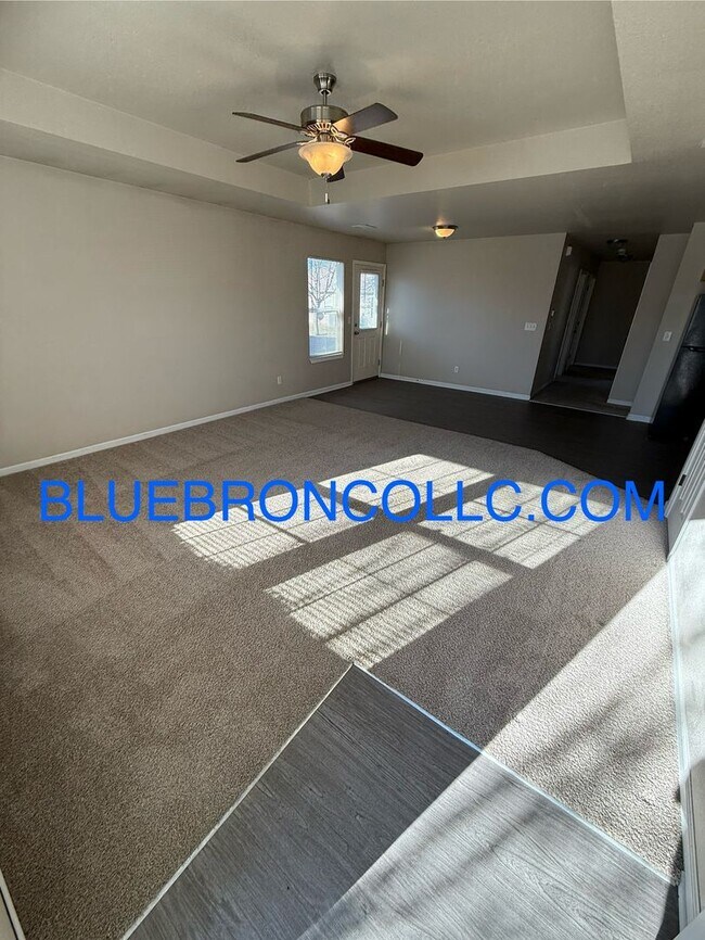 Building Photo - Beautiful 3-bedroom, 2-bathroom Duplex with attached garage