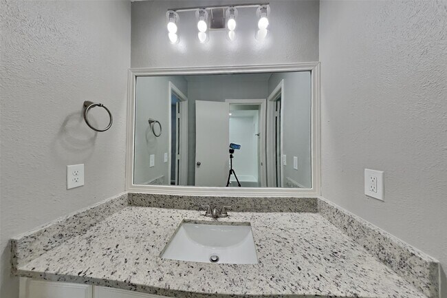 Foto del edificio - 8607 Pines Pl Dr