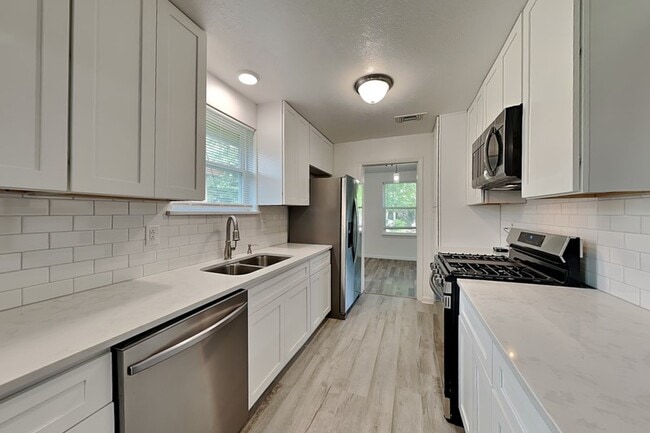 Building Photo - 7624 Oak Garden Trail