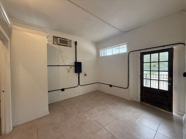 Building Photo - Rental Available: 427B General Mouton