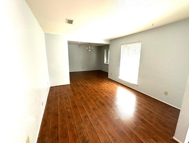 Foto del edificio - 18 Brookflower Rd