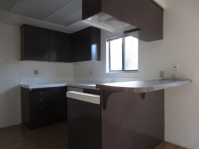 Building Photo - 2 Bed Unit w Patio!