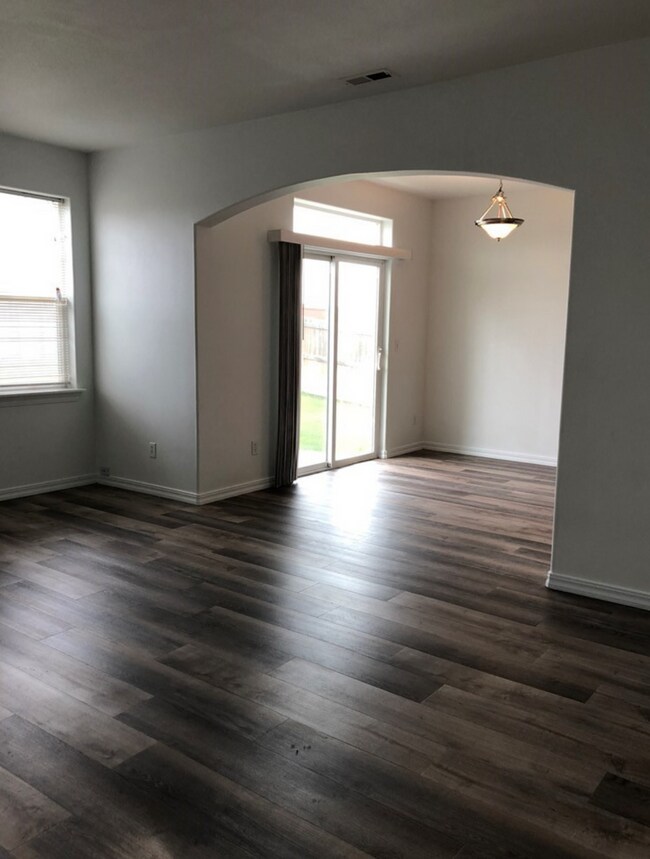 Foto del edificio - Large 3 Bedroom Home in Park Orchard Neigh...