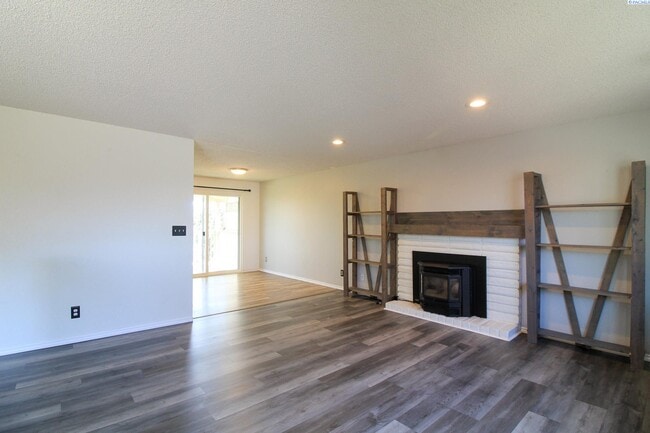 Foto del edificio - Rent Special! Large 4 Bed/2 Bath + Office ...
