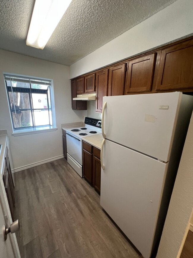 Building Photo - 2 story, 2 bedroom home available now!
