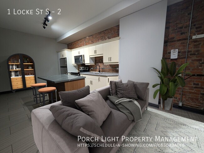 Building Photo - 4 Bedrooms, 2 Stories, Private Laundry, Off Street Parking, AMAZING location
