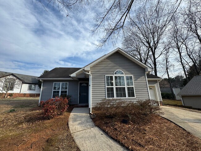 Building Photo - 3bed/2bath+Garage GSO!!