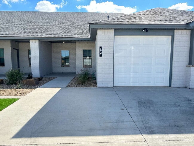 Building Photo - Brand new townhomes in Frenship East!