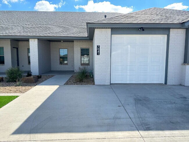 Foto del edificio - Brand new townhomes in Frenship East!
