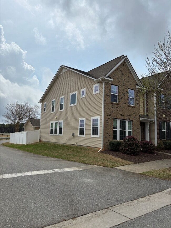 Building Photo - Renovated 3Bd, 2.5Ba End Unit Lake Norman Townhome with Fenced-in Yard and 1 Car Garage Coming Soon