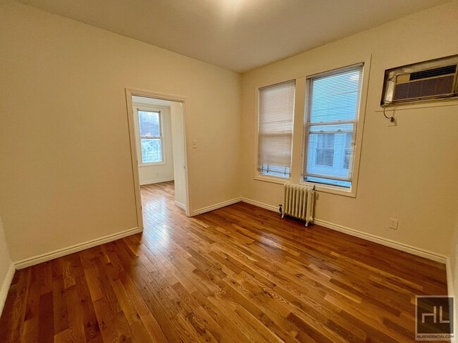 Building Photo - 3BR 1BA Sunny Corner Duplex