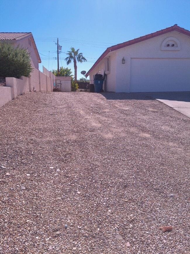 Foto del edificio - Pool Home 3 bedroom 2 bathroom Long term