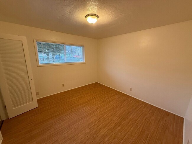 Building Photo - 1137 Saginaw St S