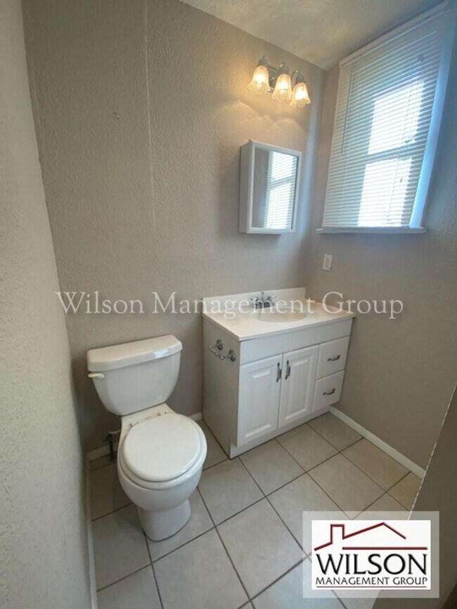 Building Photo - 1 br, 1 bath House - 126-B Concord Street E