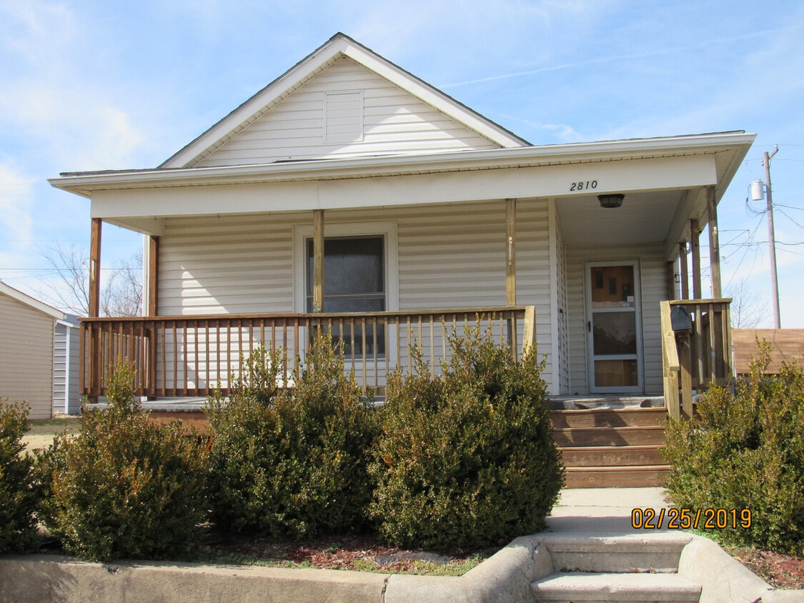 Great location! 2br house with detached g... - Great location!  2br house with detached g...