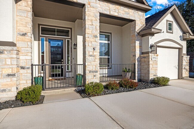 Foto del edificio - Stunning Single-Story Home with Designer Finishes, Private Pool & Expansive Greenbelt Lot
