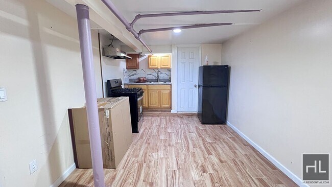 Foto del edificio - NEWLY RENOVATED 1 BEDROOM SEMI-BASEMNT  EA...