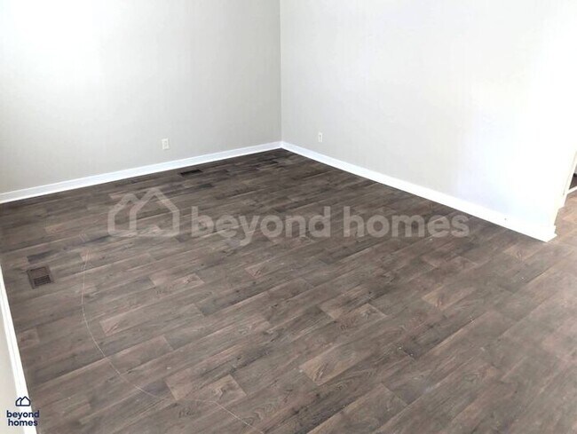 Foto del edificio - Updated Bungalow with Massive Deck and Fully Fenced Yard!