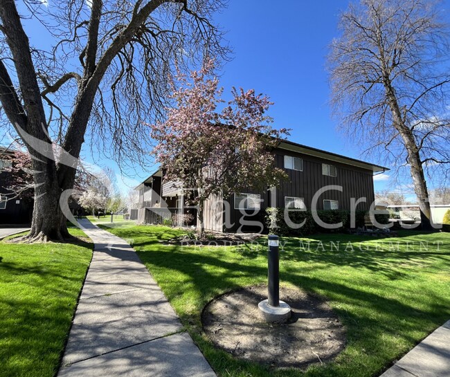 Foto del edificio - Convenient 3 Bedroom 2 Bathroom Condo Living With POOL Access