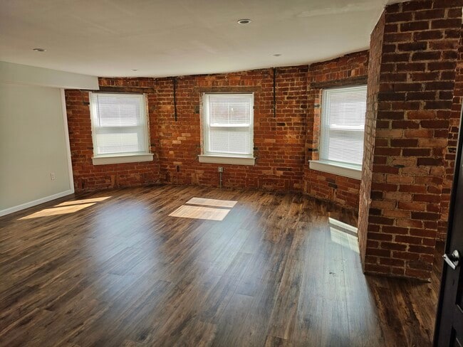 Lv rm bay, lots of natural light - 836 York St