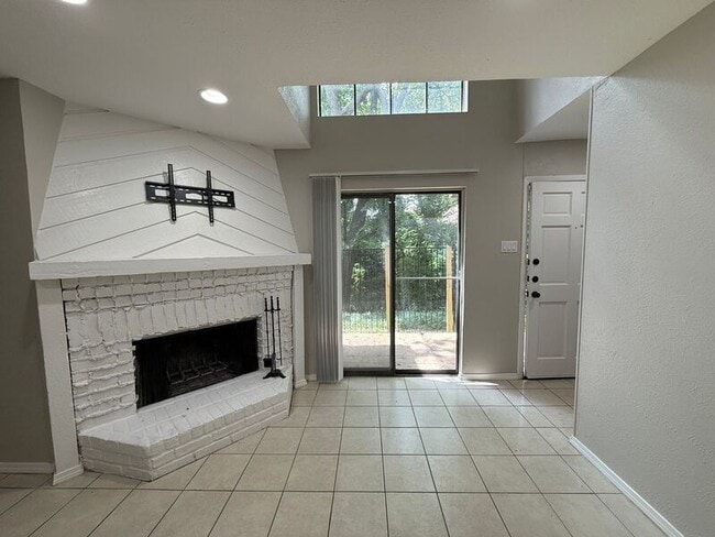Building Photo - 889 Dublin Dr