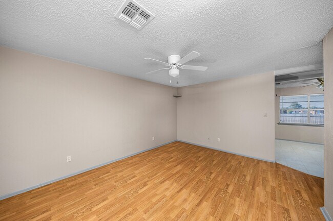 Building Photo - 4213 SW Summit Ave