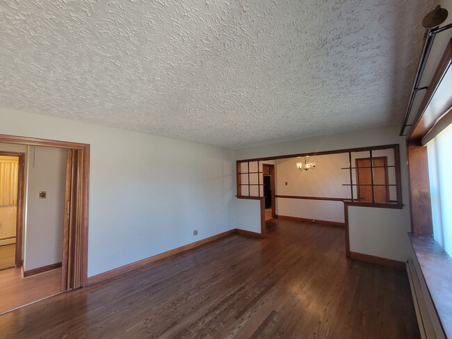 Building Photo - Great 3 Bed 1.5 Bath Home in South Richmon...