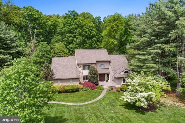 Building Photo - 1685 Waterglen Dr