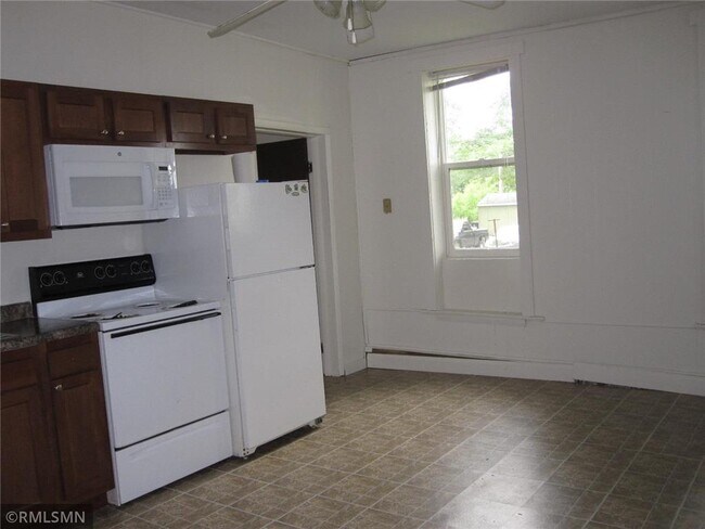 Building Photo - 348 N Knowles Ave