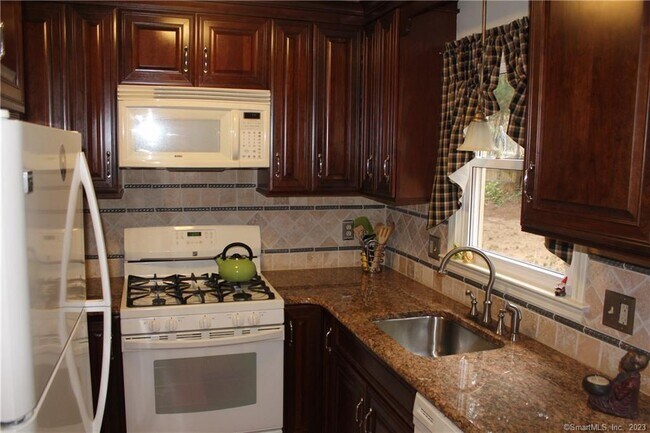Building Photo - 127 Springbrook Dr