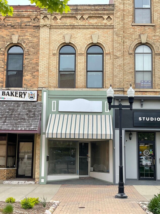 120 N Benton St Unit 2B, Woodstock, IL 60098 Room for Rent in