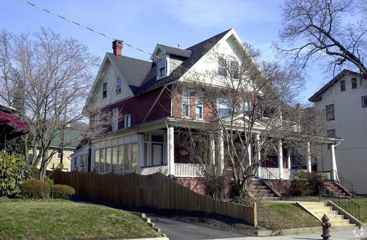 Building Photo - 323 E Chestnut St