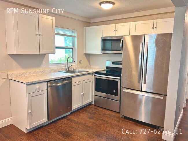 Building Photo - Back unit of large Duplex in Central Oak P...