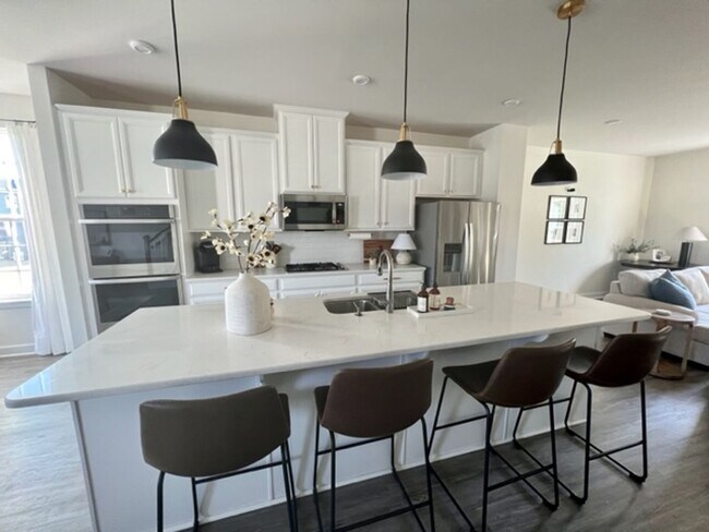 Foto del edificio - FULLY FURNISHED high-end beautiful 3 bedroom 3 1/2 bath home in Creekside Commons.