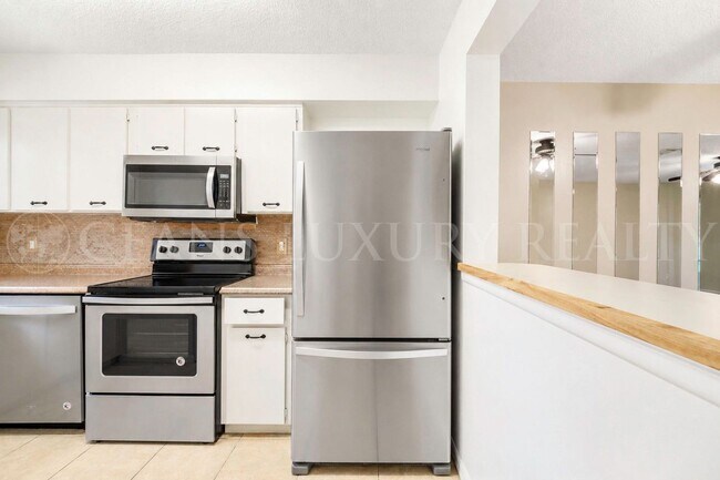 Foto del edificio - Bright & Spacious Dual Primary Bedroom Condo Near Everything!