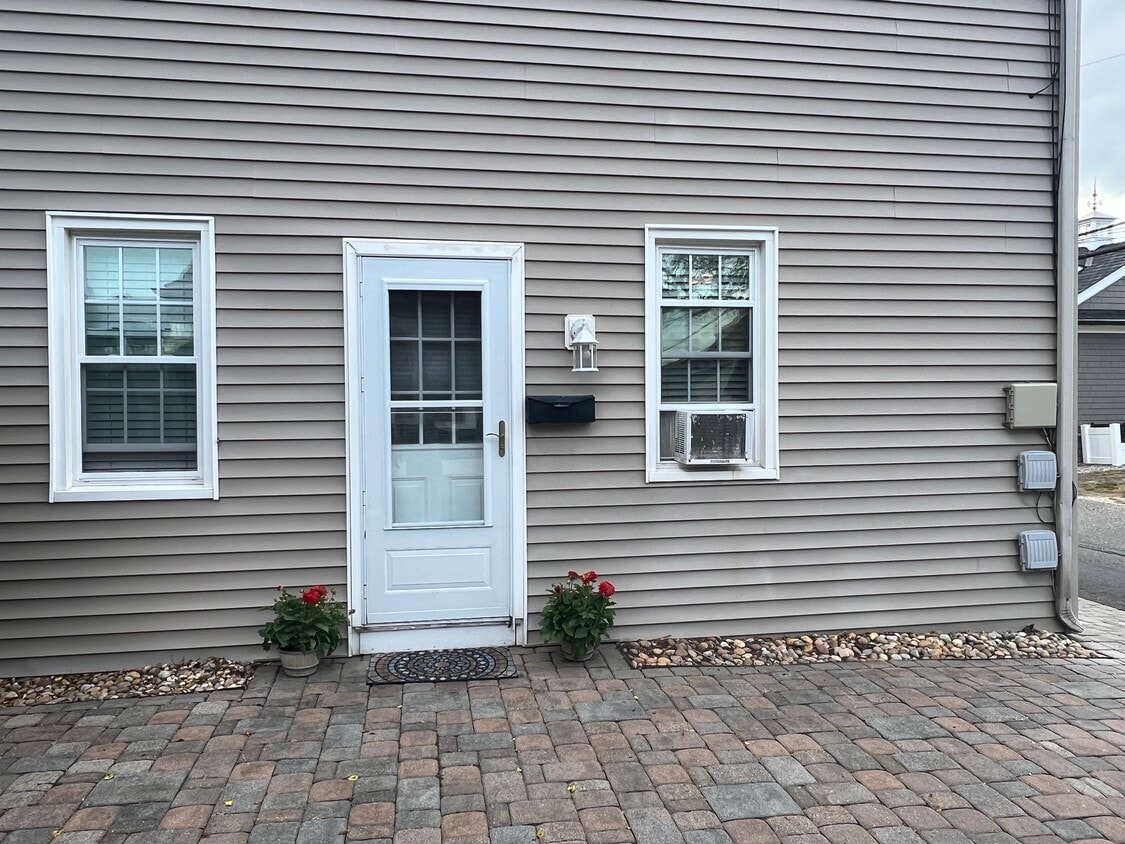 Primary Photo - 42 Sylvania Ave