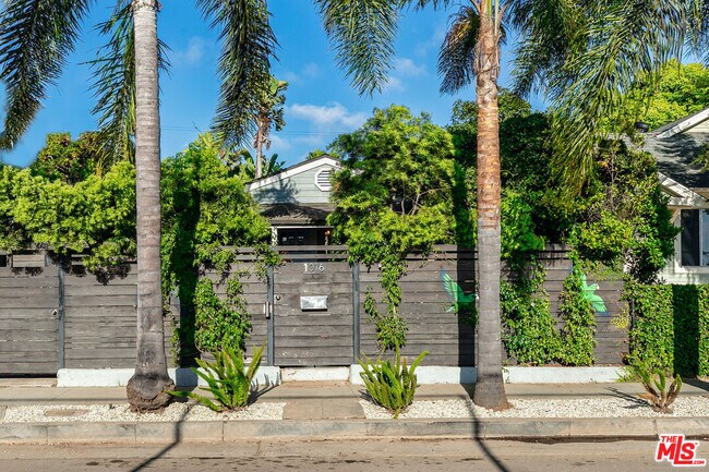 Foto del edificio - 1016 Oakwood Ave