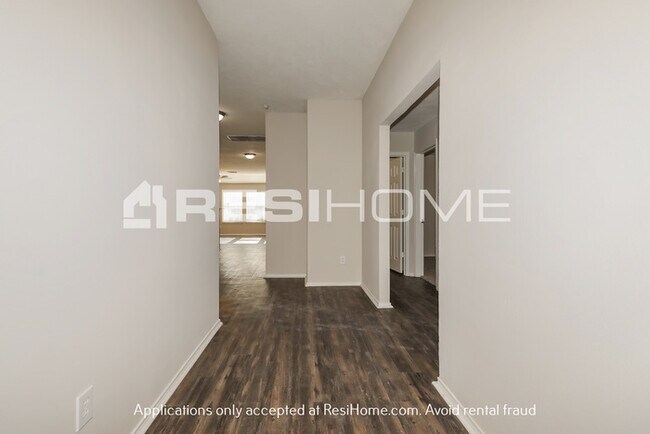 Foto del edificio - HOME FOR RENT!