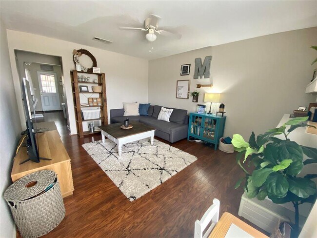 Foto del edificio - 221 Meadow Ct