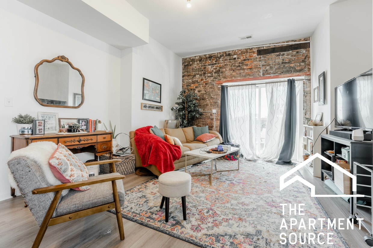 Primary Photo - 2022 S Throop St