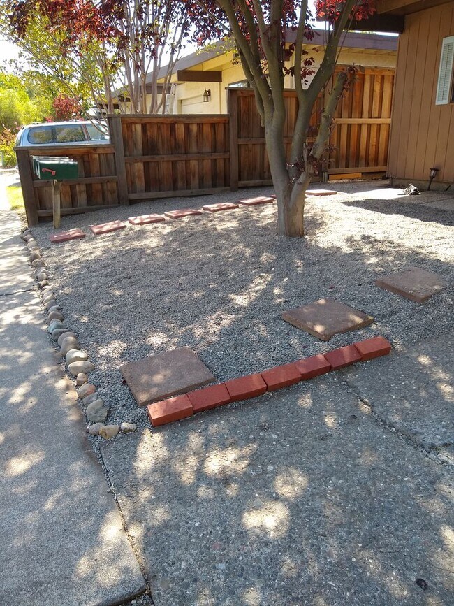 Building Photo - Updated 3 Bedroom Duplex in North Davis