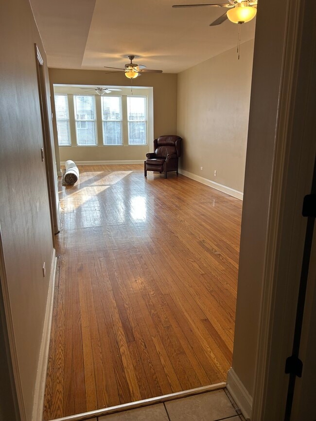 Building Photo - 4716 N Sawyer Ave