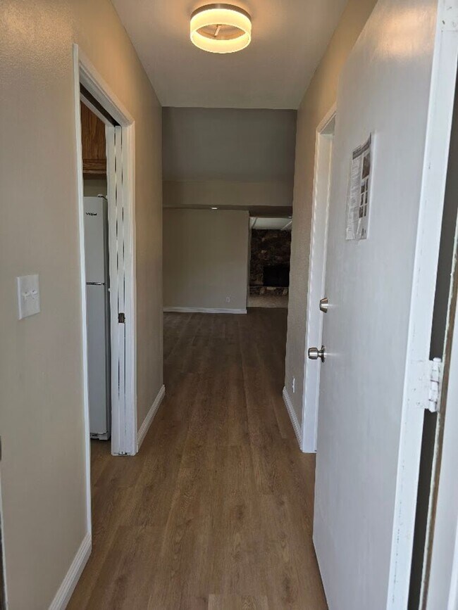 Foto del edificio - TURNKEY-RENT READY SPACIOUS 2BD/2BA HOME, 2-CAR GARAGE WITH AN AUTOMATIC ROLL-UP DOOR, LARGE COVE...