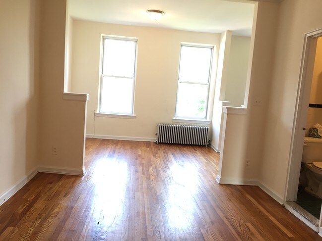 Building Photo - 606 5th Ave