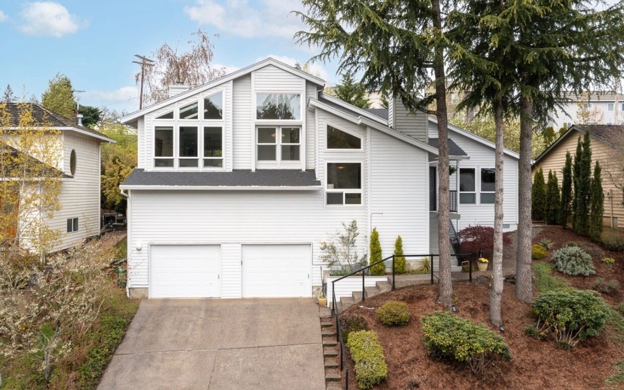 Primary Photo - Modern 3-Bed/2.5-Bath Home with Breathtaki...