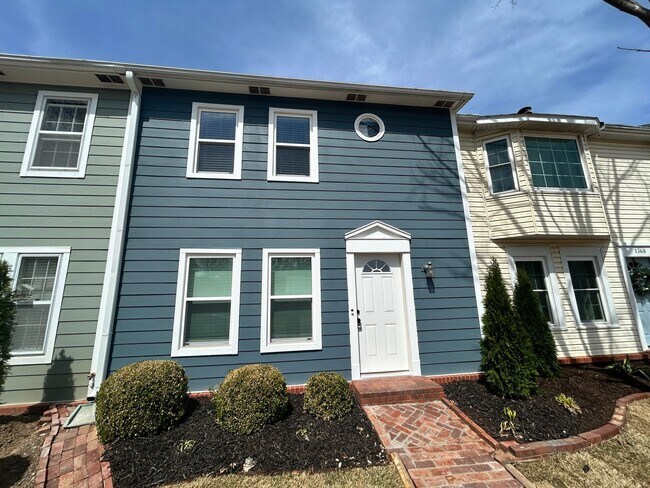 Building Photo - Well appointed 2 bed, 2.5 bath Townhouse