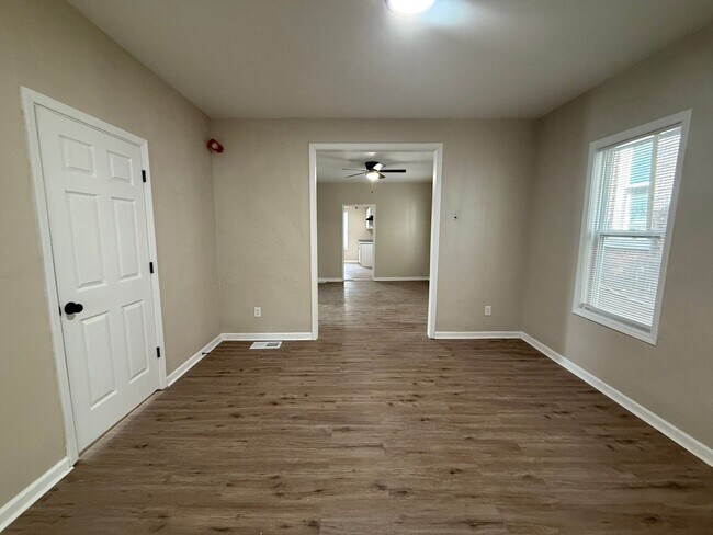 Foto del edificio - Renovated 4-Bedroom Home – We Welcome Sect...
