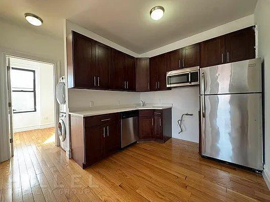Foto principal - 3 bedroom in ASTORIA NY 11105