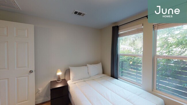 Foto del edificio - ROOM ONLY in 3-bed/2.0-bath Home