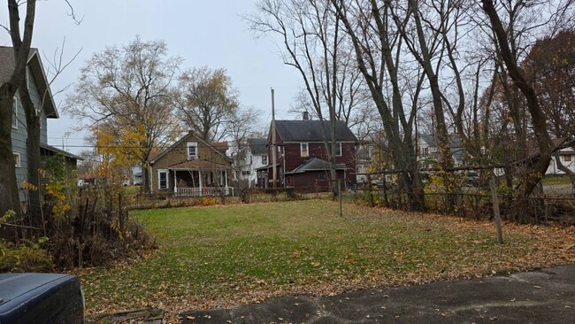 Building Photo - 915 S Freedom Ave